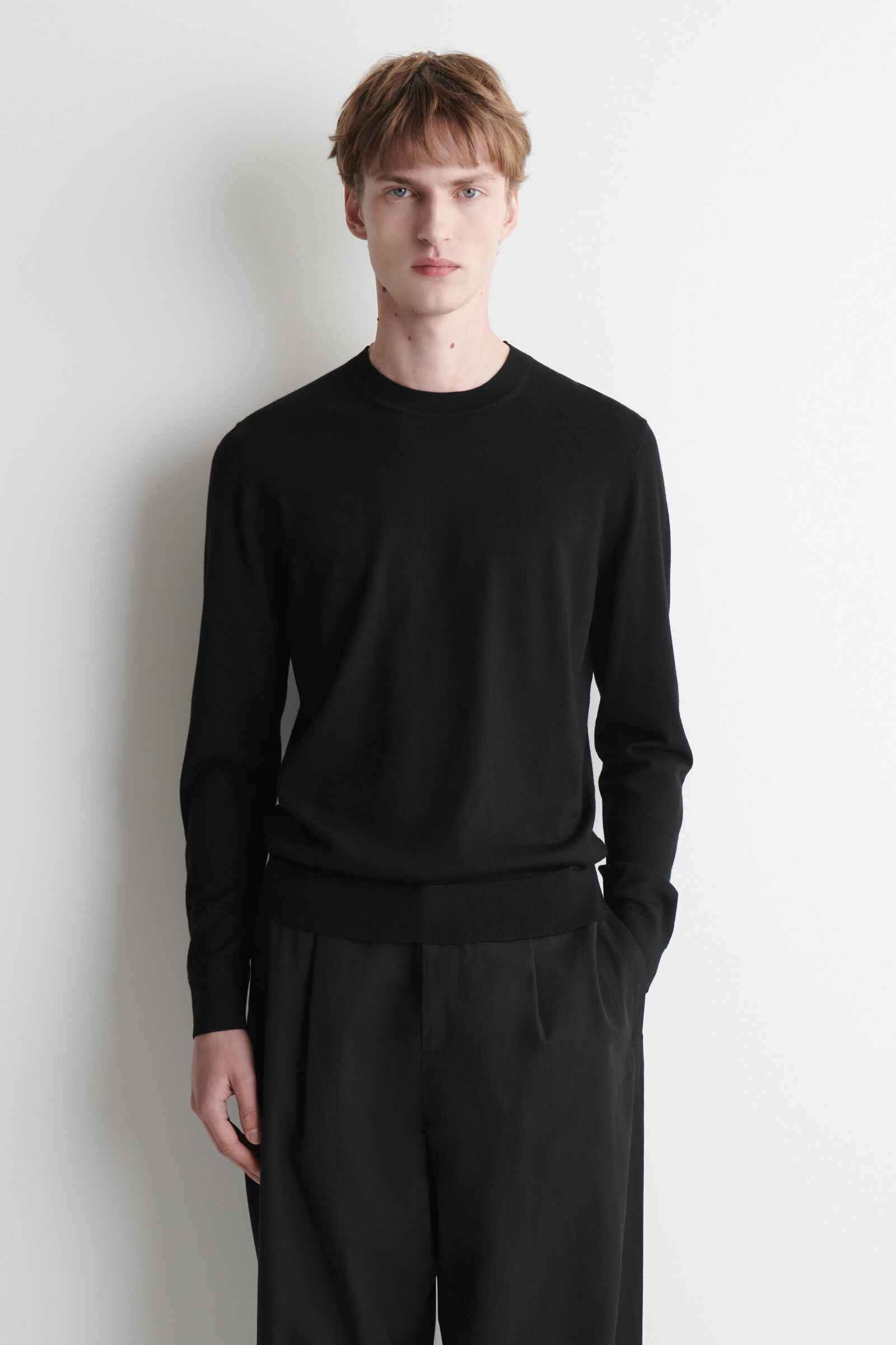 SLIM MERINO WOOL CREW-NECK JUMPERBLACK