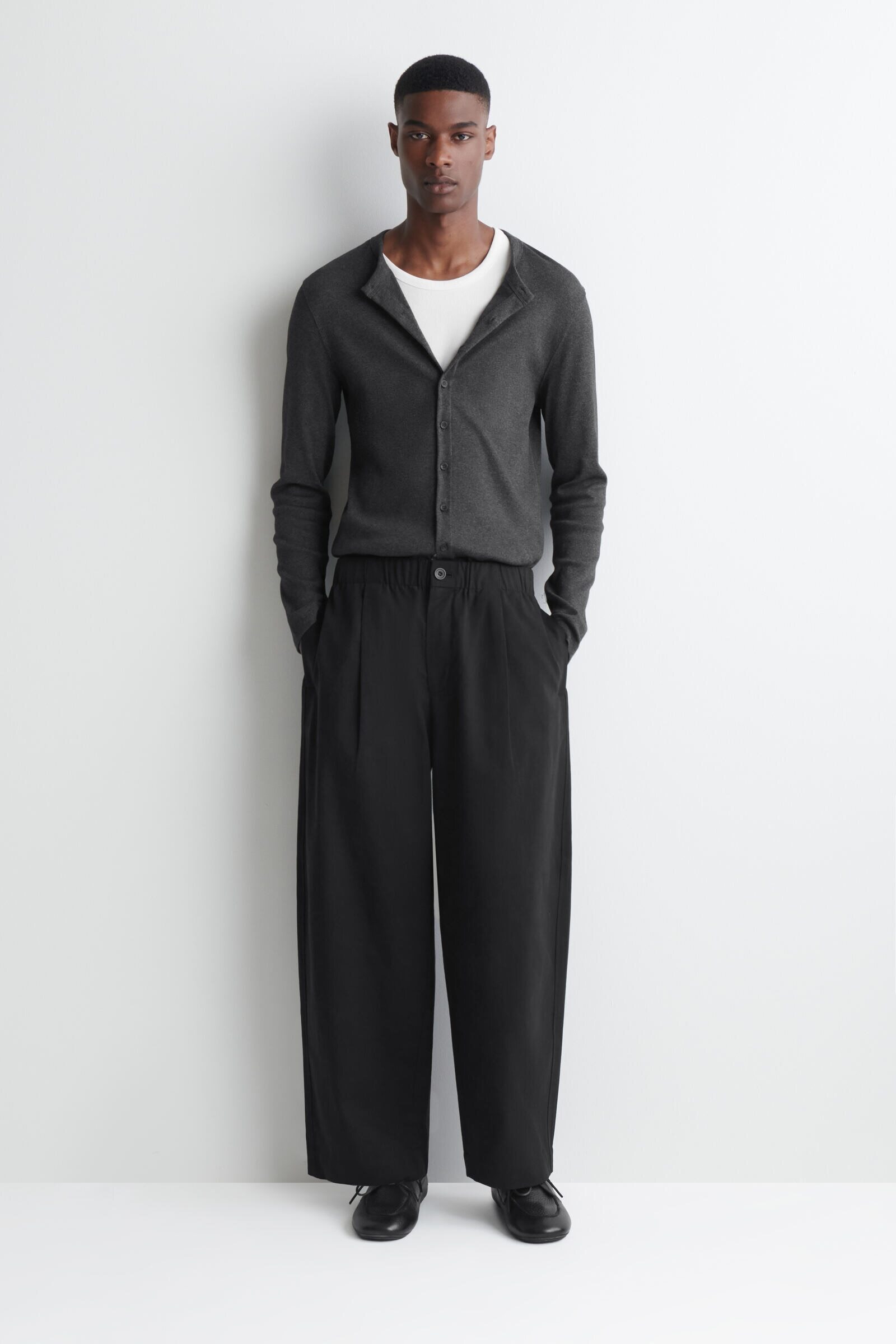 PLEATED RELAXED-FIT BARREL-LEG TROUSERSBLACK