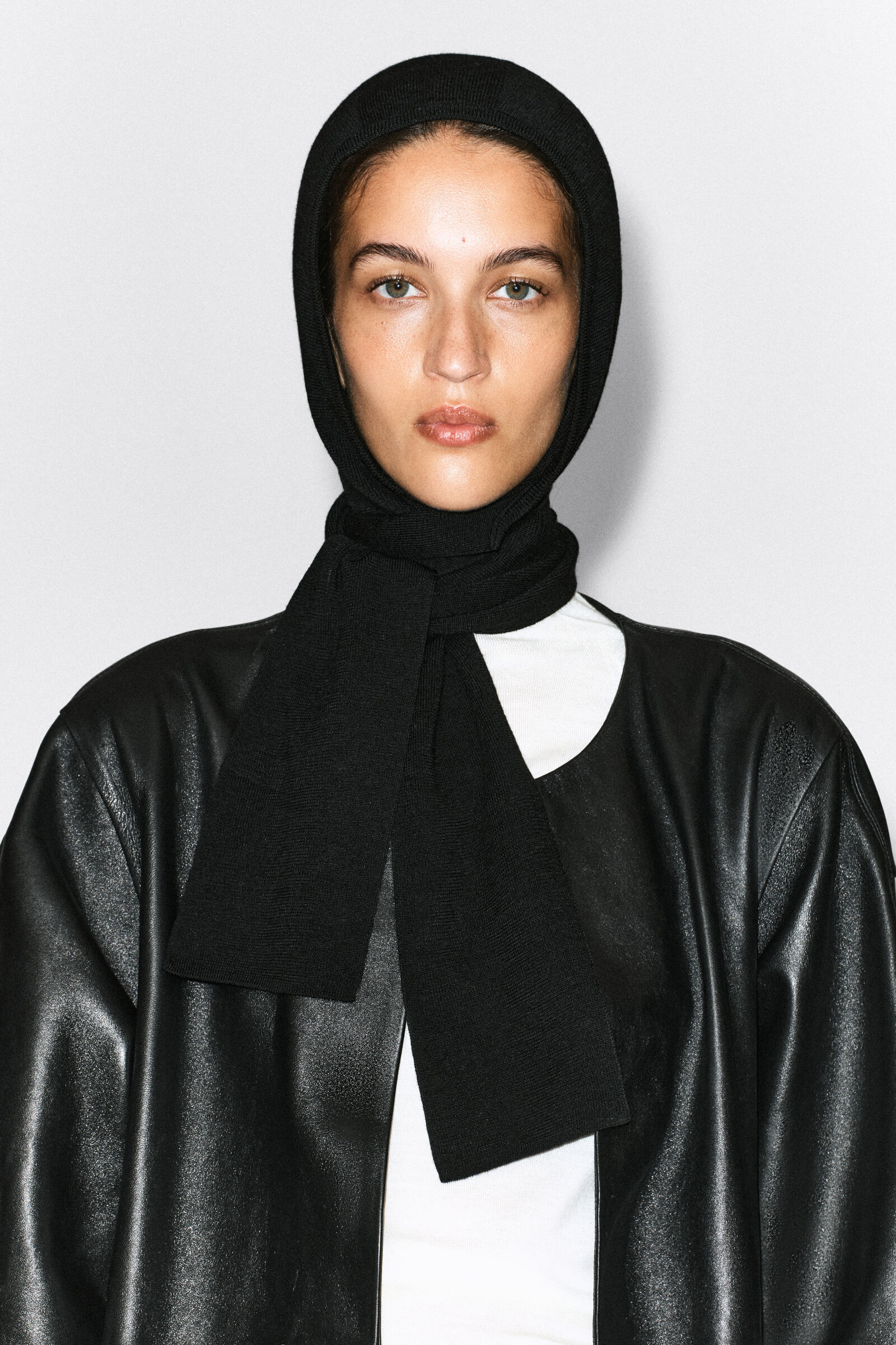 MERINO WOOL HOODED SCARFBLACK