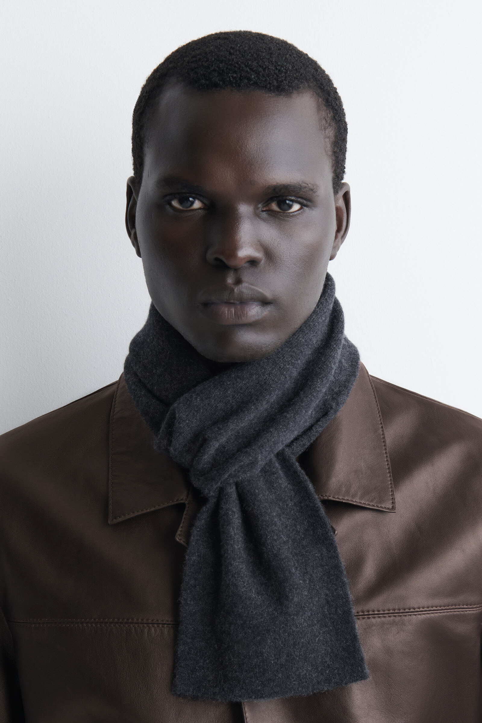 CASHMERE PULL-THROUGH SCARFCHARCOAL MÉLANGE