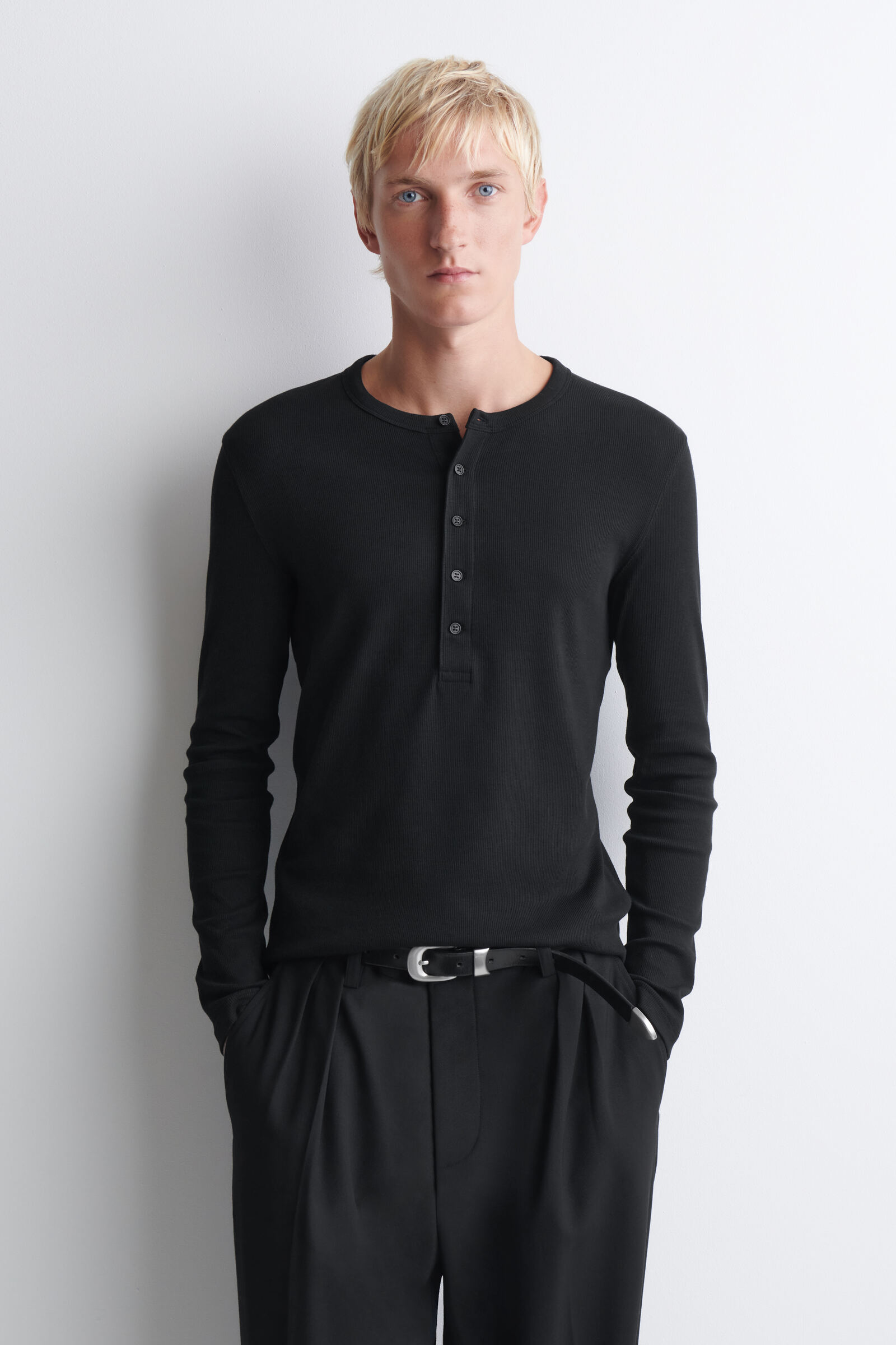 SLIM RIBBED COTTON LONG-SLEEVED HENLEY T-SHIRTBLACK