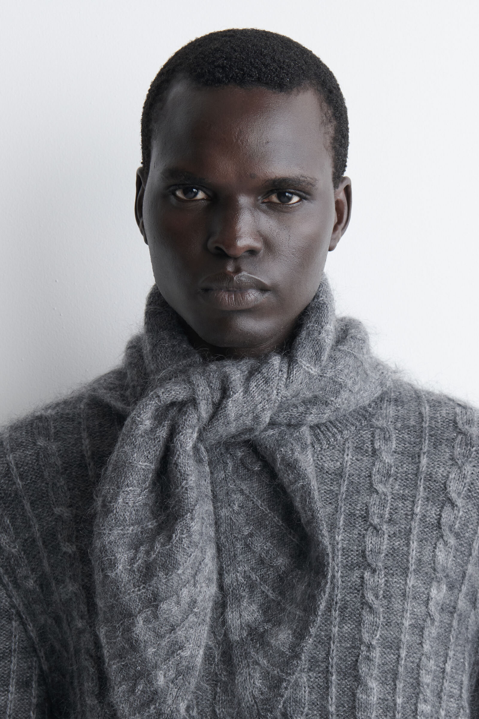 CHECKED CABLE-KNIT TRIANGLE SCARFGREY / CHECKED