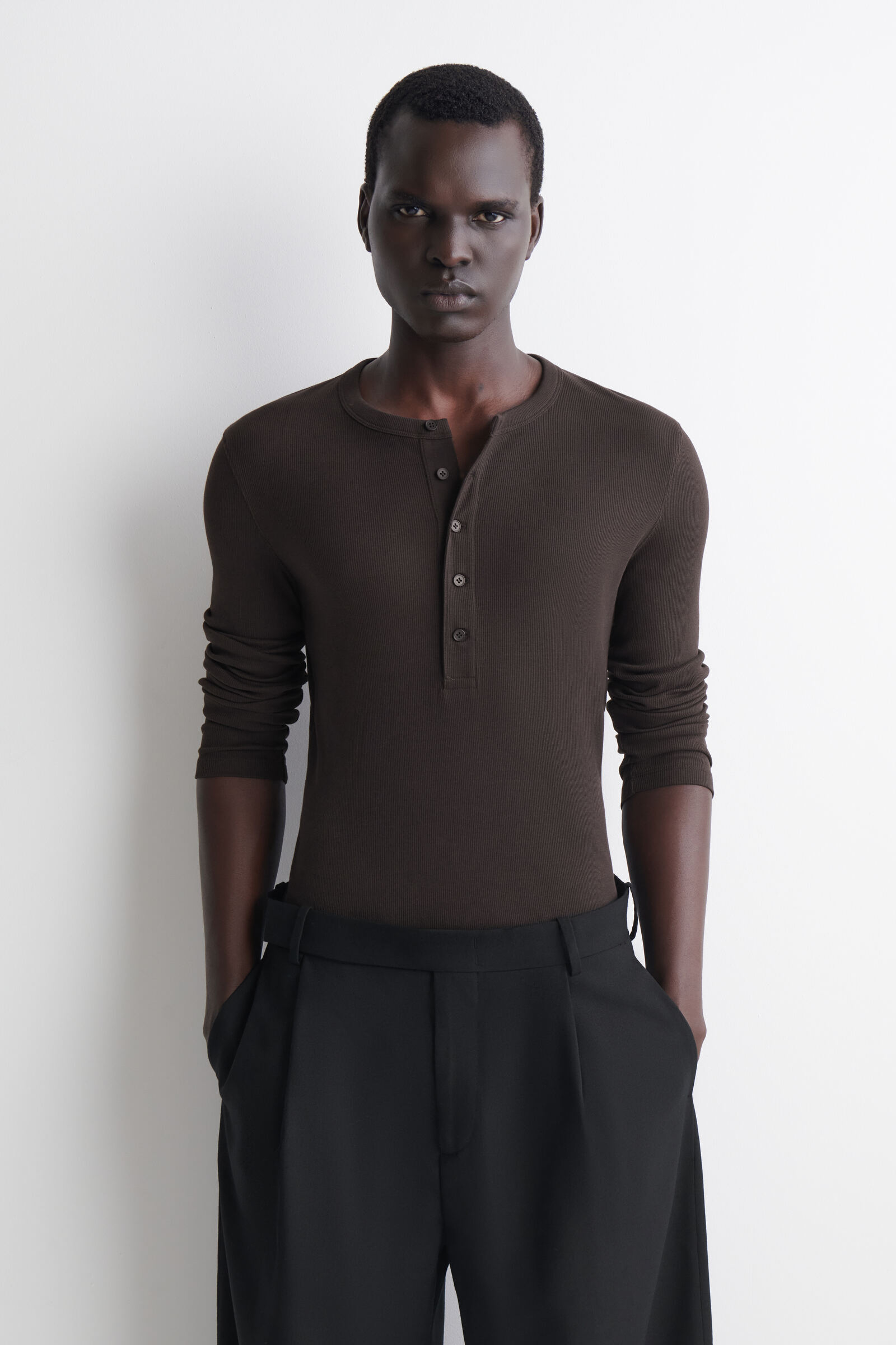 SLIM RIBBED COTTON LONG-SLEEVED HENLEY T-SHIRTCHOCOLATE