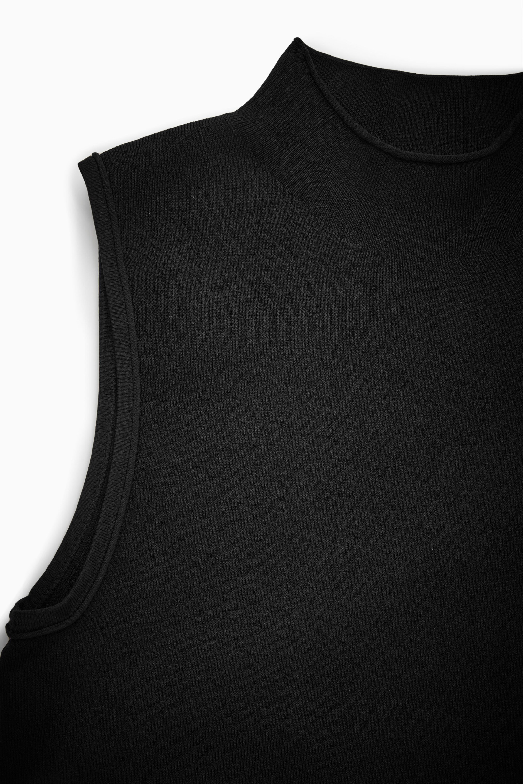 CROPPED KNITTED SLEEVELESS TOP