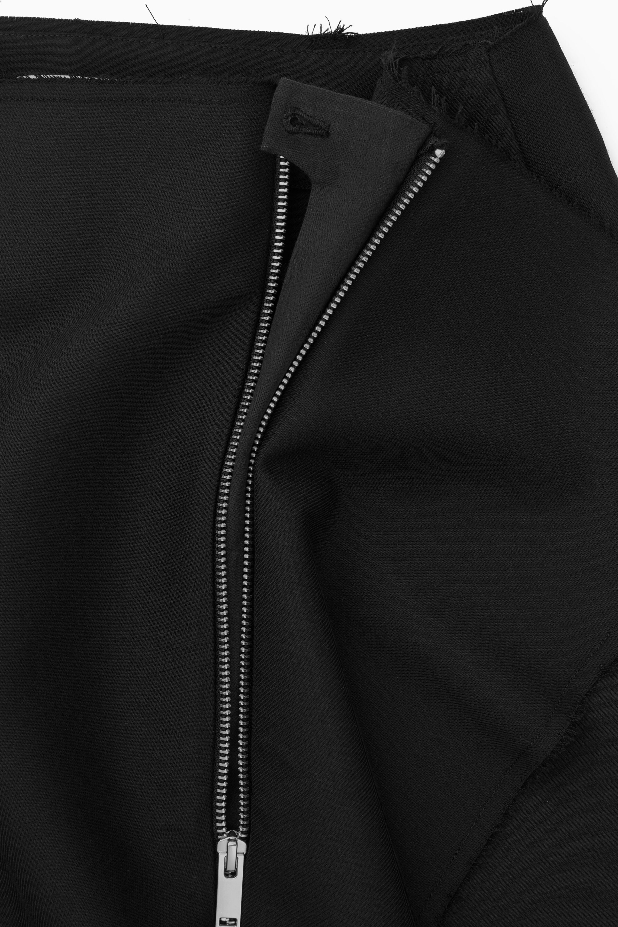 LOW-RISE DECONSTRUCTED MINI SKIRT